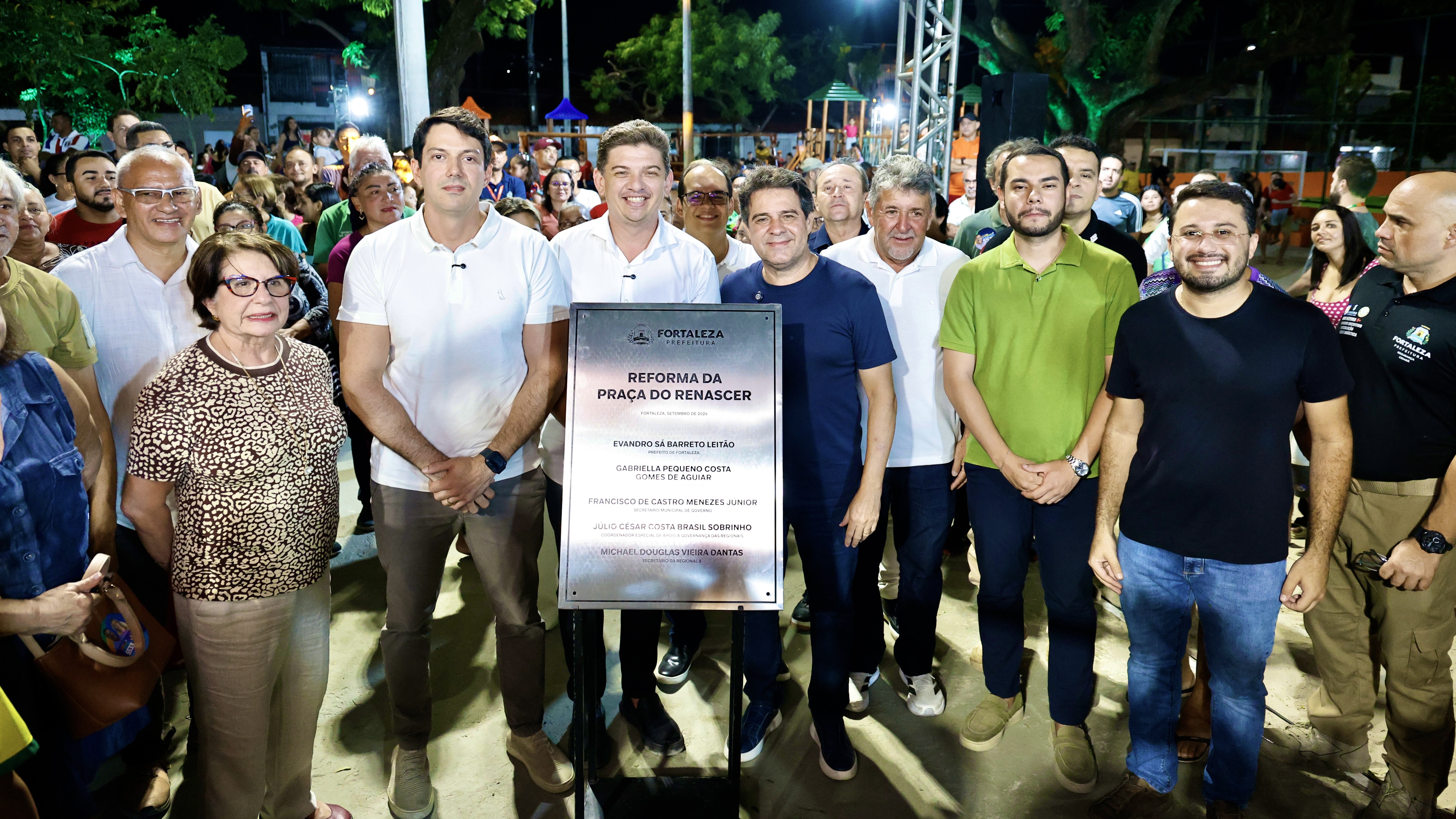 grupo de pessoas posa para a foto
